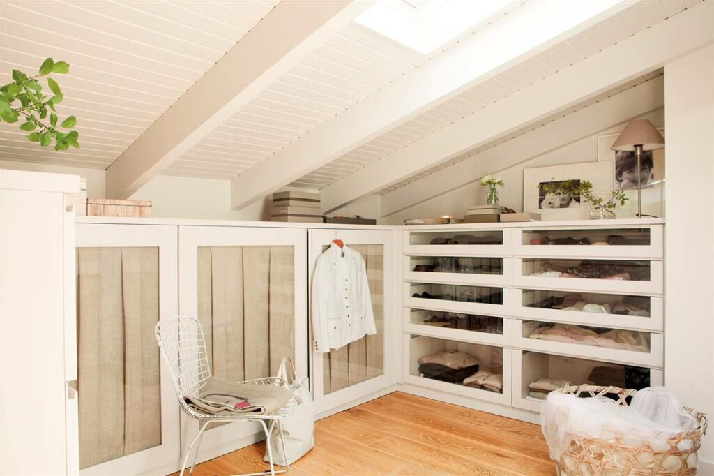vestidor en buhardilla